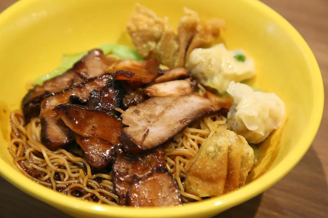 鹏中峇鲁云吞面用自制叉烧，肉质软嫩。（李姿仪摄）