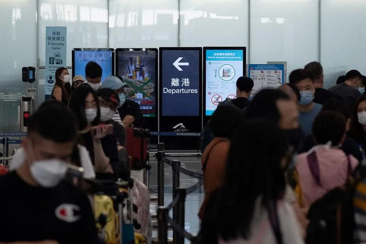允许香港人在获批BNO签证前入境英国的过渡准许证安排将在今天期满，近一周以来每天都有不少人搭机离港赴英。图为昨天的香港国际机场出发大厅。（法新社）