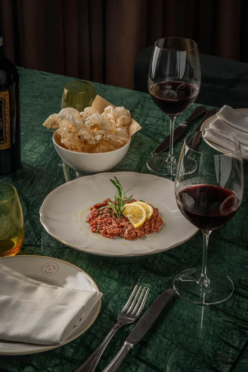 Dario’s招牌鞑靼牛肉以鲜嫩牛肉手工剁碎，拌入烟熏红椒粉、橄榄油和柠檬汁，风味浓郁又清新。（餐馆提供）