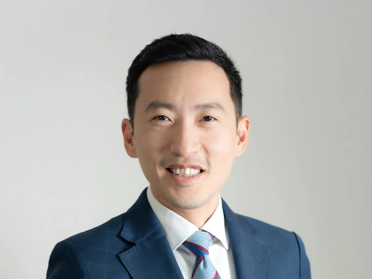 张益聪医生说，“地理萎缩”眼疾的早期症状包括暗处视物困难、中央视力模糊、阅读吃力，以及看不清面孔等。（伊丽莎白医院提供）