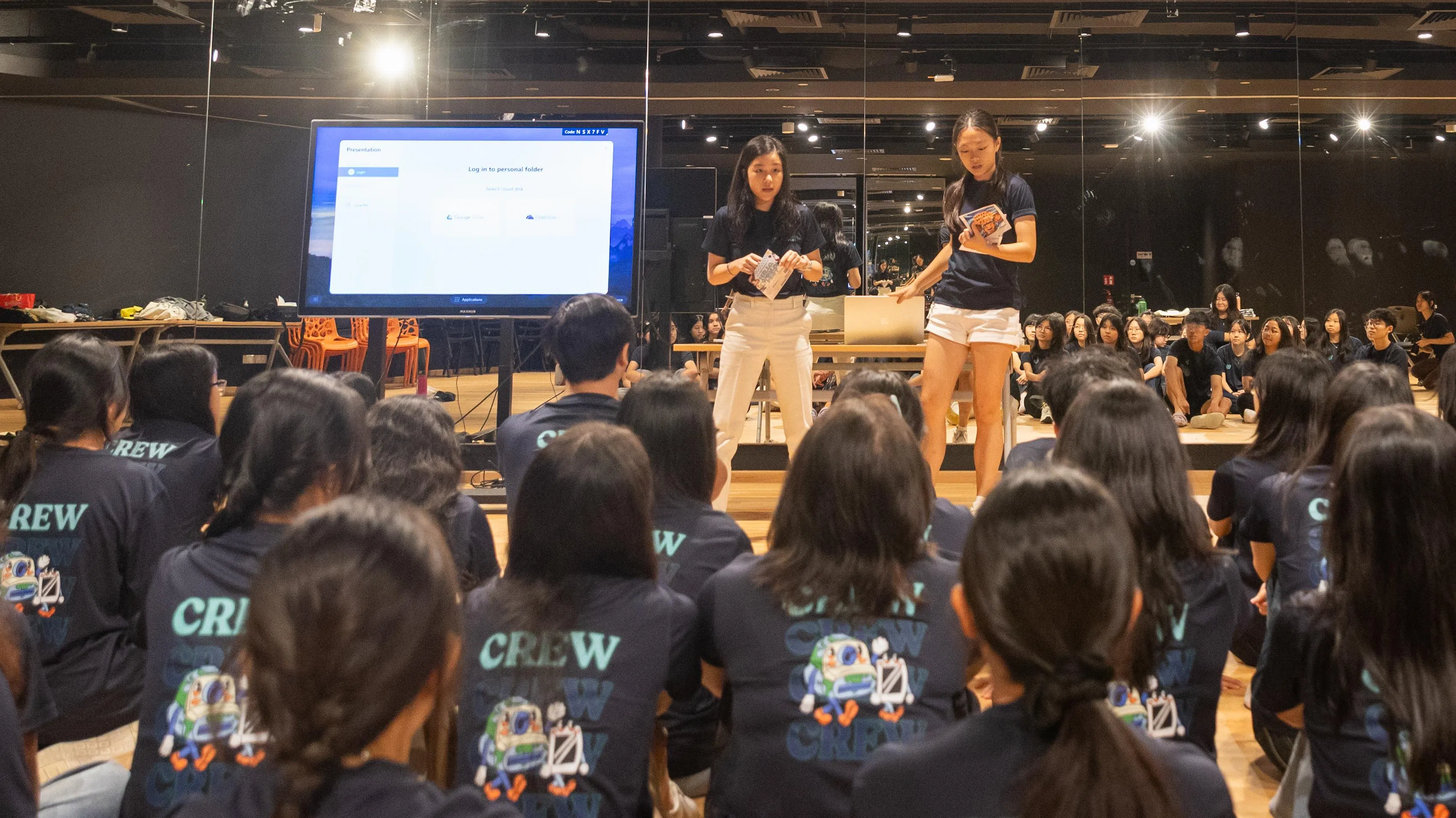 要主办千人交流活动并不容易，两个女孩在社交媒体上广邀年轻朋友当义工，结果近50人响应，从14岁至19岁。（沈康雄摄）