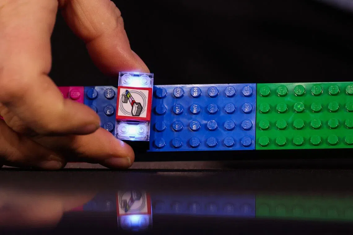 图为乐高集团（LEGO）的新一代Smart Brick。它试图将实体玩具与数码交互融合。（法新社）