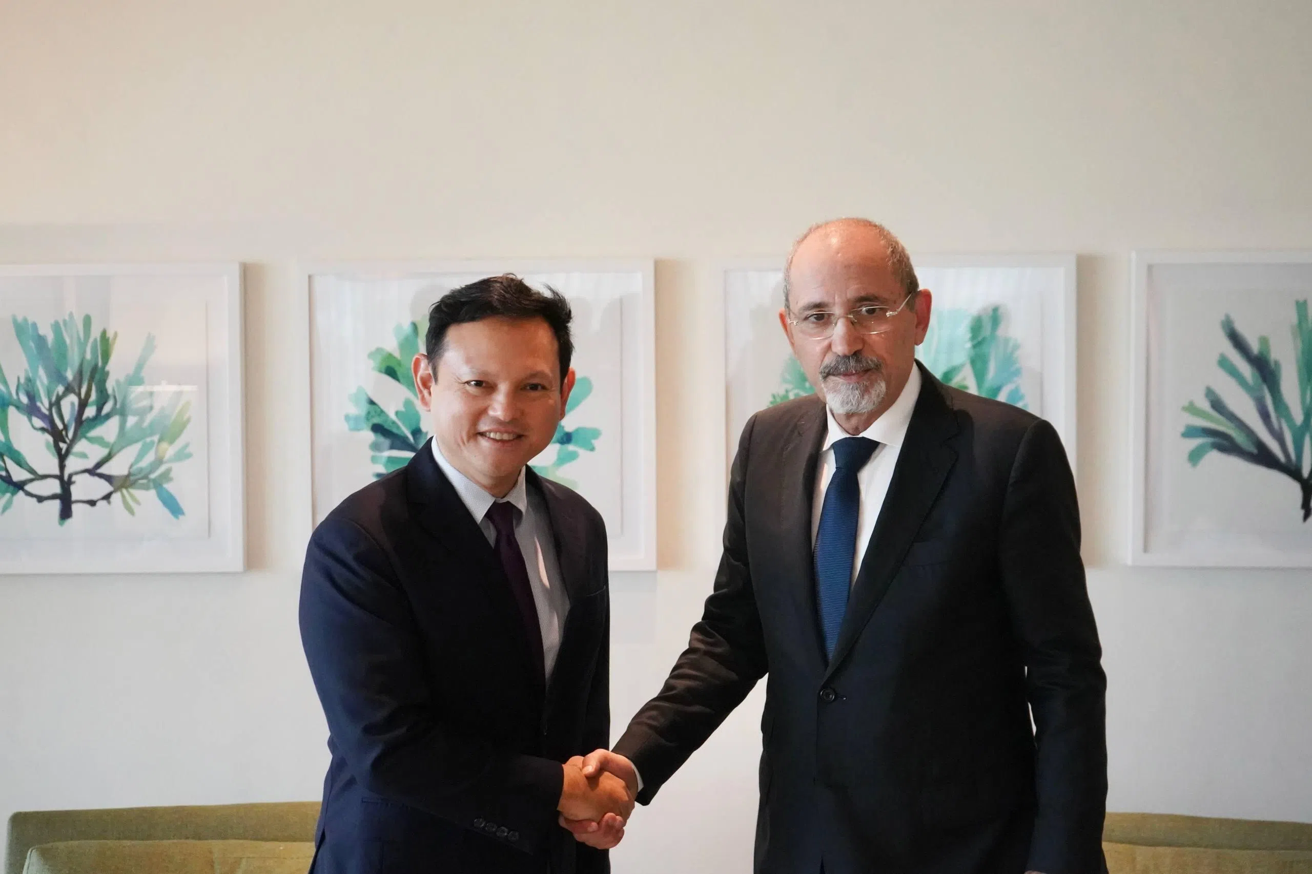 国防部兼永续发展与环境部高级政务部长扎吉哈（左）在麦纳麦对话举行期间，与约旦副首相兼外交与侨务部长埃伊曼会面。（国防部提供）