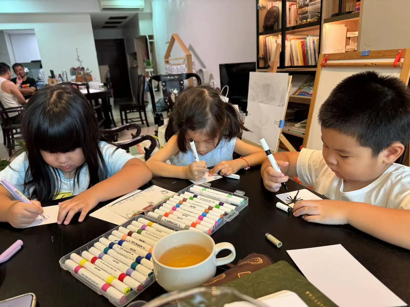 邹巧林在家办绘画聚会时，小孩们在小角落作画，不仅疗愈家长，也让孩子获得滋养。（受访者提供）