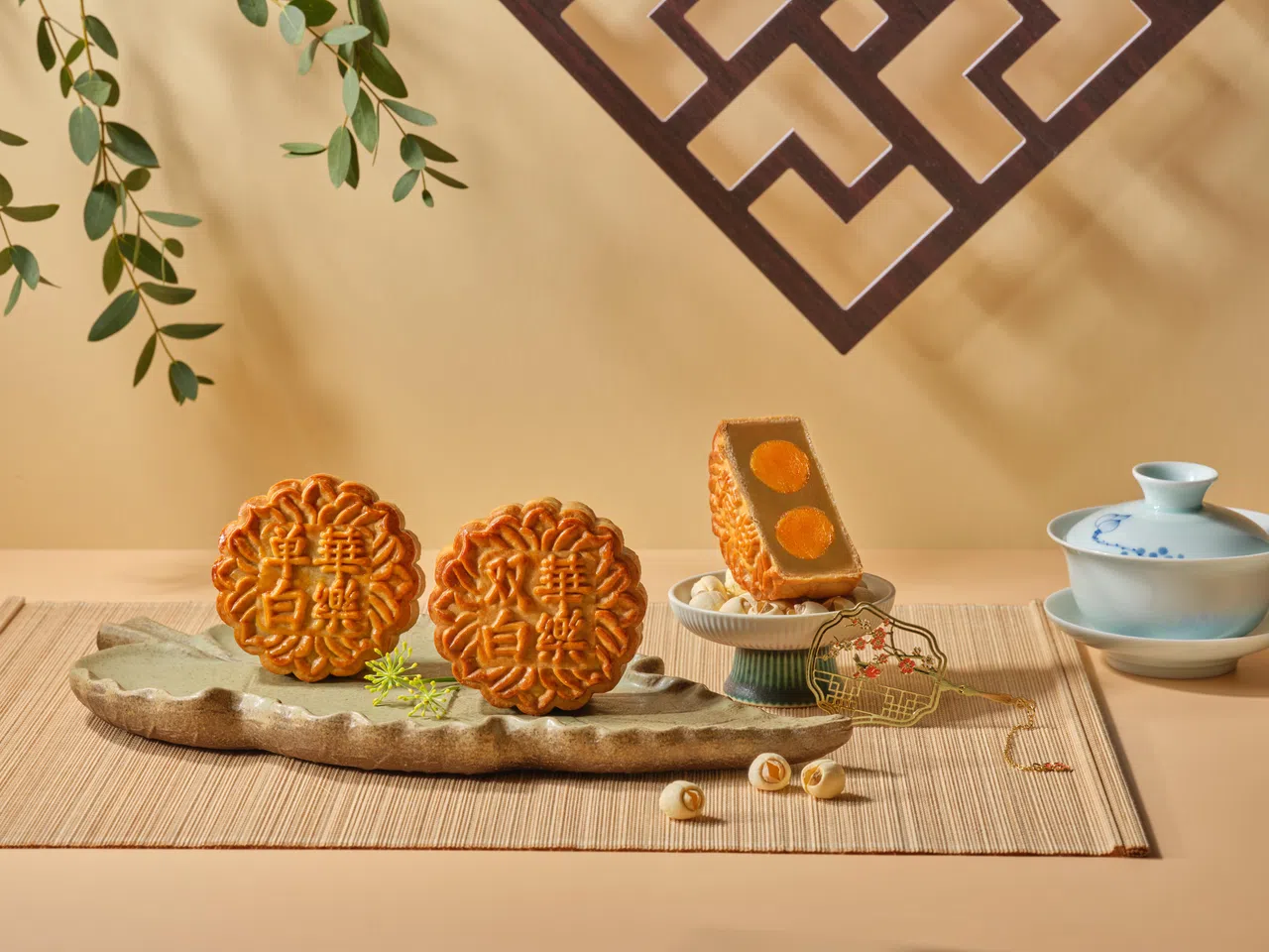 卡尔登酒店的经典广式月饼系列，包括传统双黄白莲蓉和传统伍仁月饼。（酒店提供）