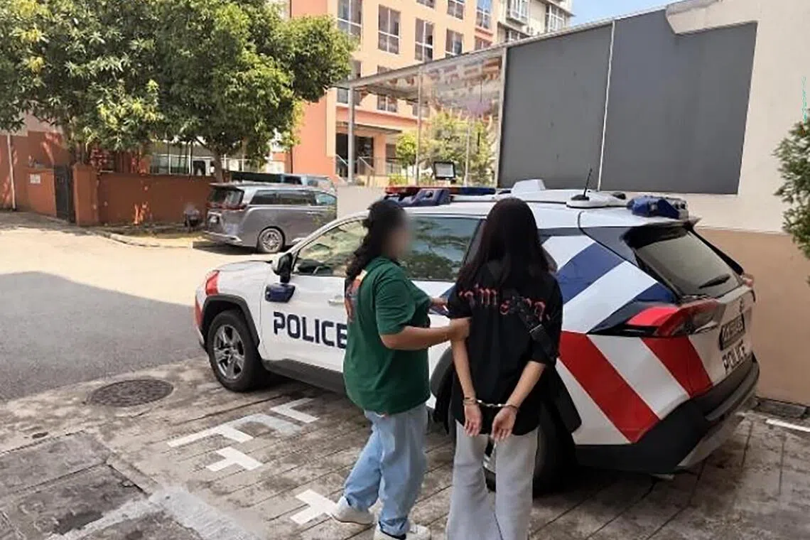 警方、肃毒局和移民局8月30日到芽笼五家酒店扫荡，三人因涉不同罪名落网。（新加坡警察部队提供）