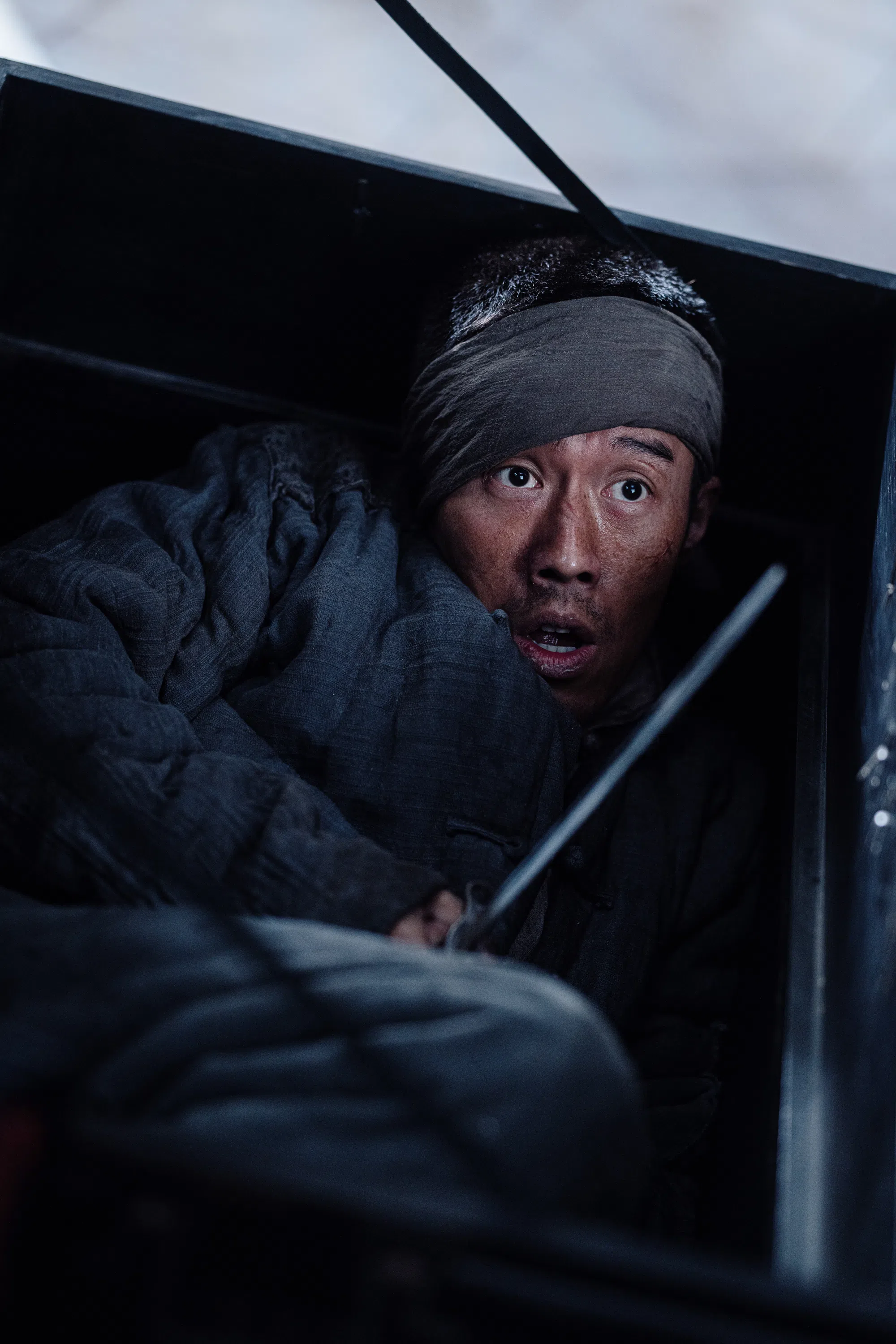 周游饰演在南京战役中被迫充军，后来躲进照相馆的警察。（邵氏机构提供）