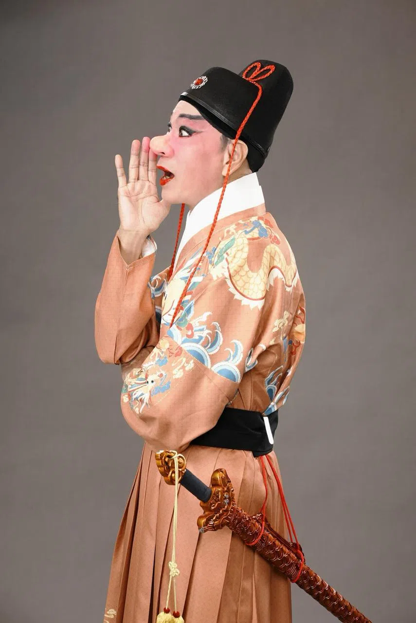 舞台视觉上，罗家英选择明代贵族的“飞鱼服”替代粤剧传统戏服，以贴合时代背景和人物设定。（取自香港康文署网页）
