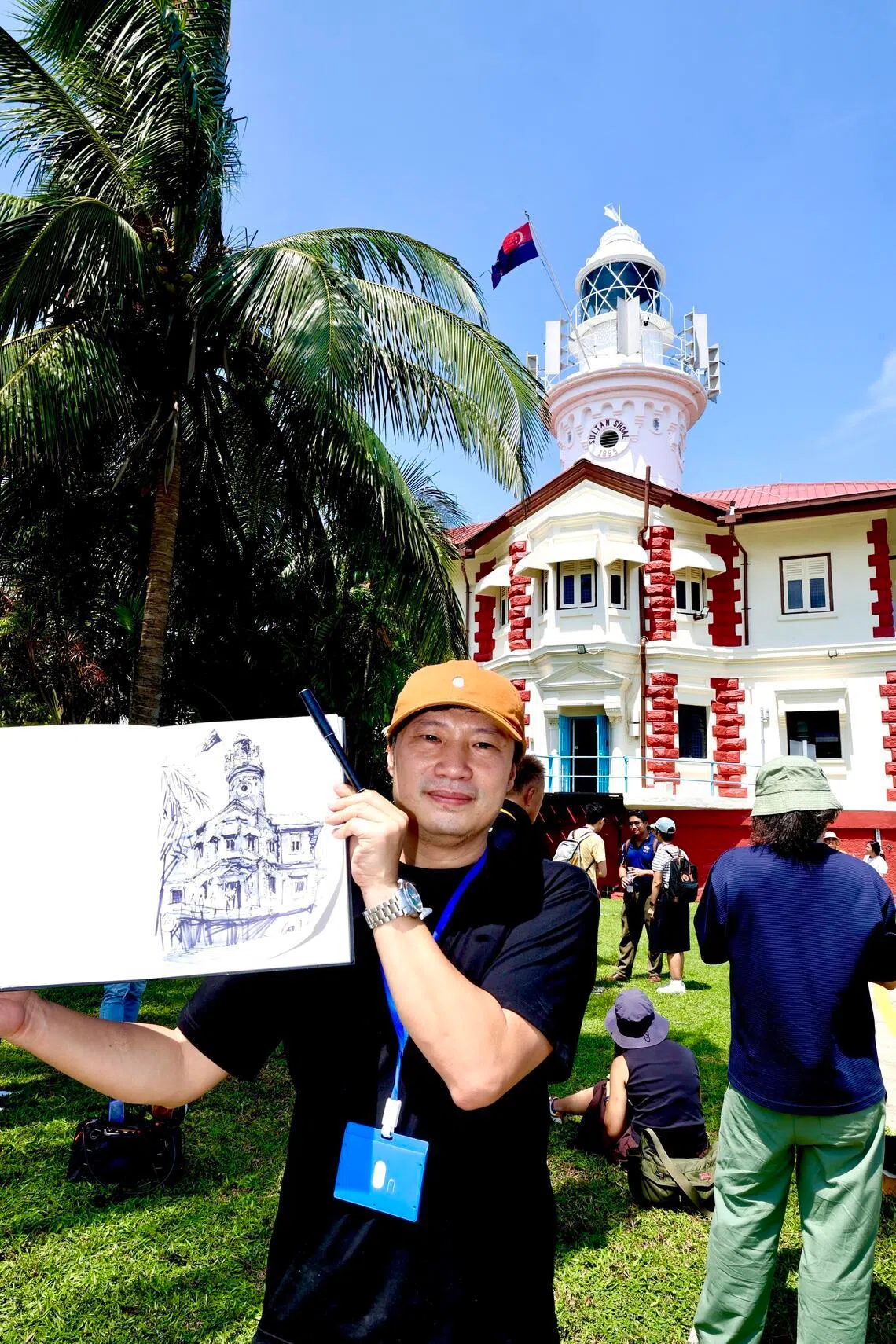 本地艺术家秦霁明对灯塔情有独钟，首次造访苏丹浅滩灯塔，当场将这风格独特的百年灯塔画下来。（周国威摄）