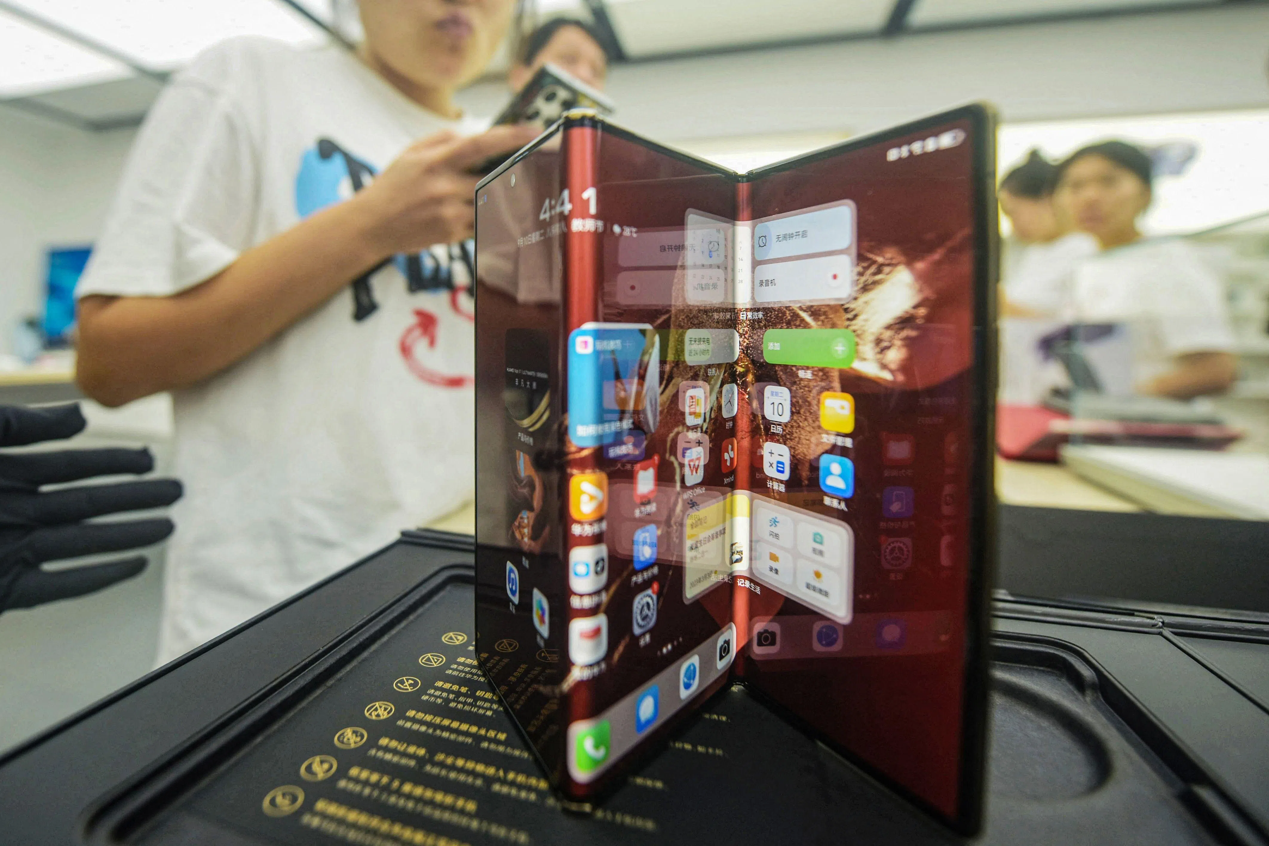 中国科技巨头华为星期二（9月10日）在位于中国杭州一家门店展示其新款三折叠手机华为Mate XT。（法新社）