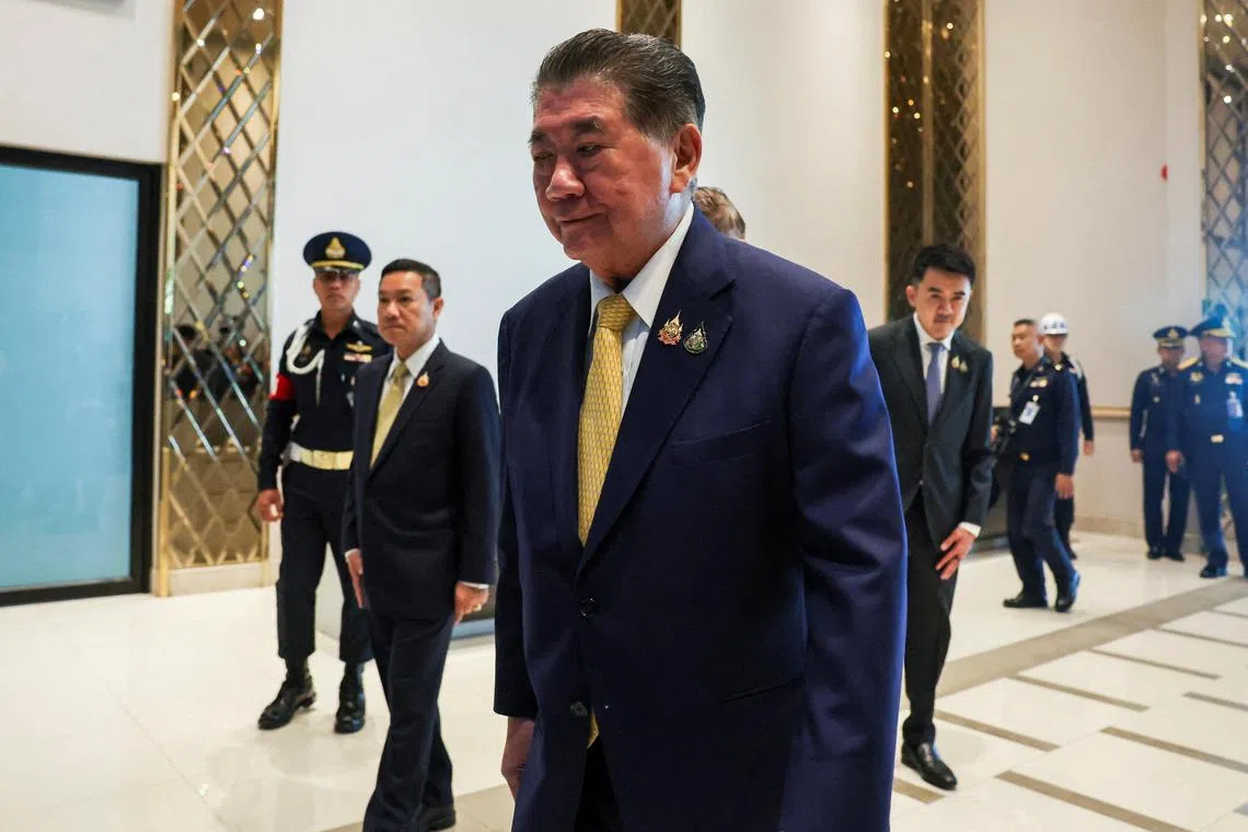 7月28日，泰国代首相蓬探在泰国皇家空军第六联队基地举行新闻发布会后，准备启程前往马来西亚参加泰国与柬埔寨边境冲突的停火谈判。（路透社）