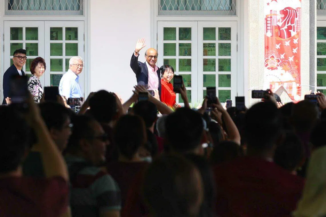 准候选人、前国务资政尚达曼（右二）在10时30分抵达人协总部。右一为尚达曼的妻子珍一藤木。（关俊威摄）