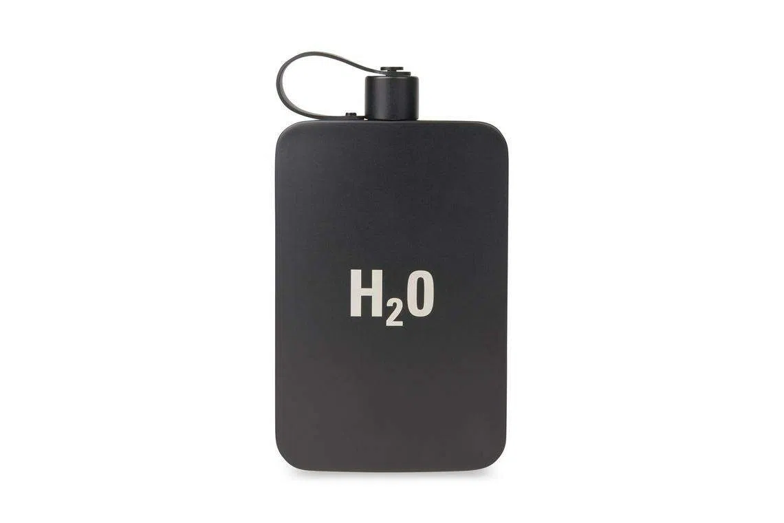 Balenciaga H2O水壶重量轻，造型潮，同时实用。（取自品牌官网）