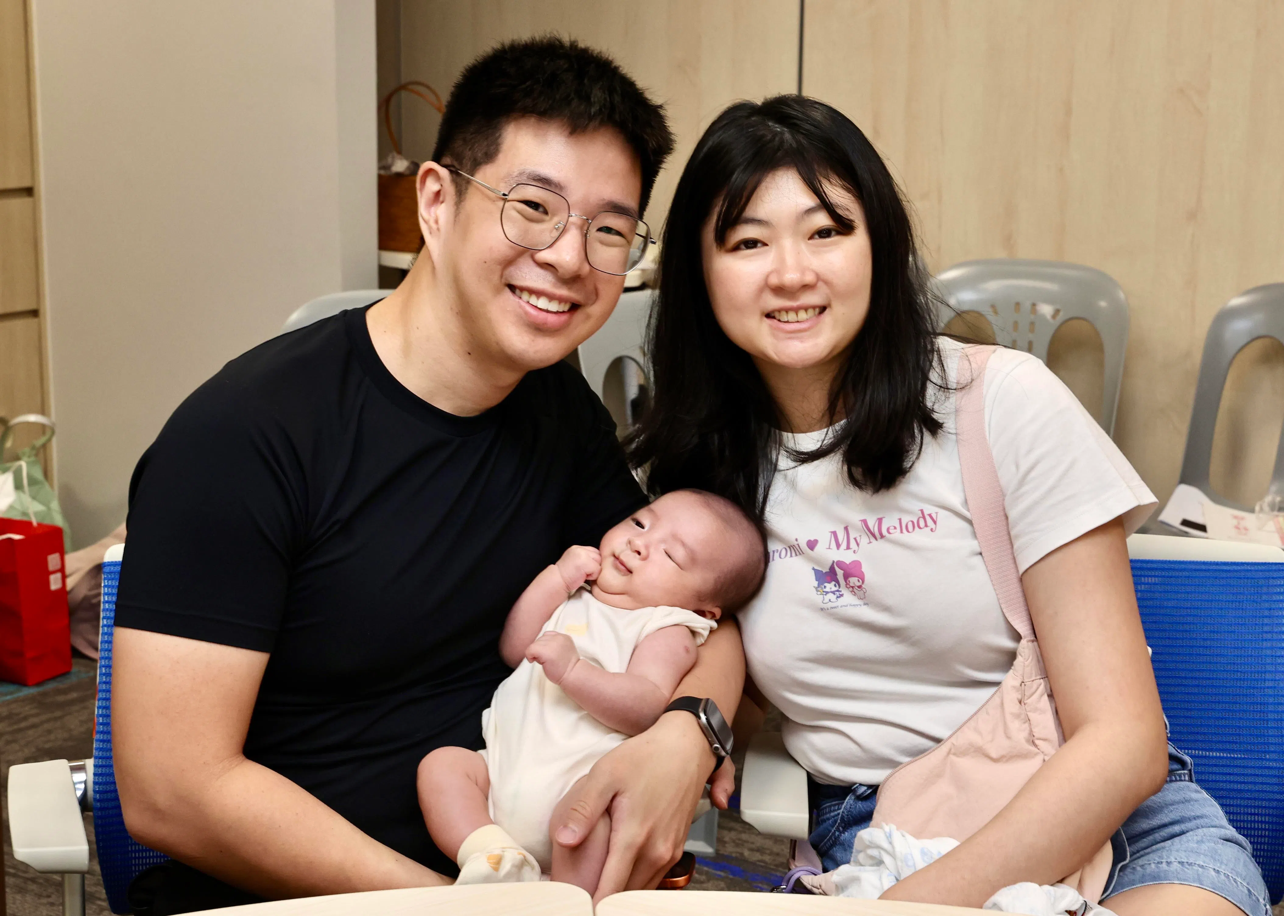 新手妈妈叶伊婷（右）和丈夫罗元圣抱着满月不久的儿子罗亦飞参加工作坊。夫妇俩非常重视用华语和孩子沟通，希望孩子日后喜爱华语，也能更好地与家中长辈交流。（周国威摄）