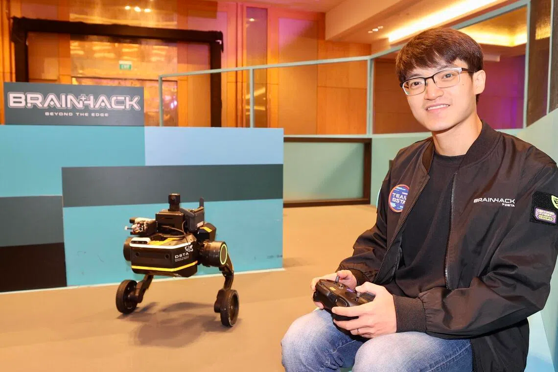 国防科技局网络安全工程师卓暐雄曾两次参与BrainHack，对人工智能萌生兴趣而投身国防科技界。（邬福梁摄）