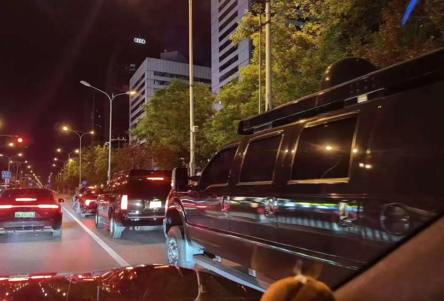 网上流传据称是北京市民拍到的美国特勤局车辆照片。（取自“HANK”X账号）