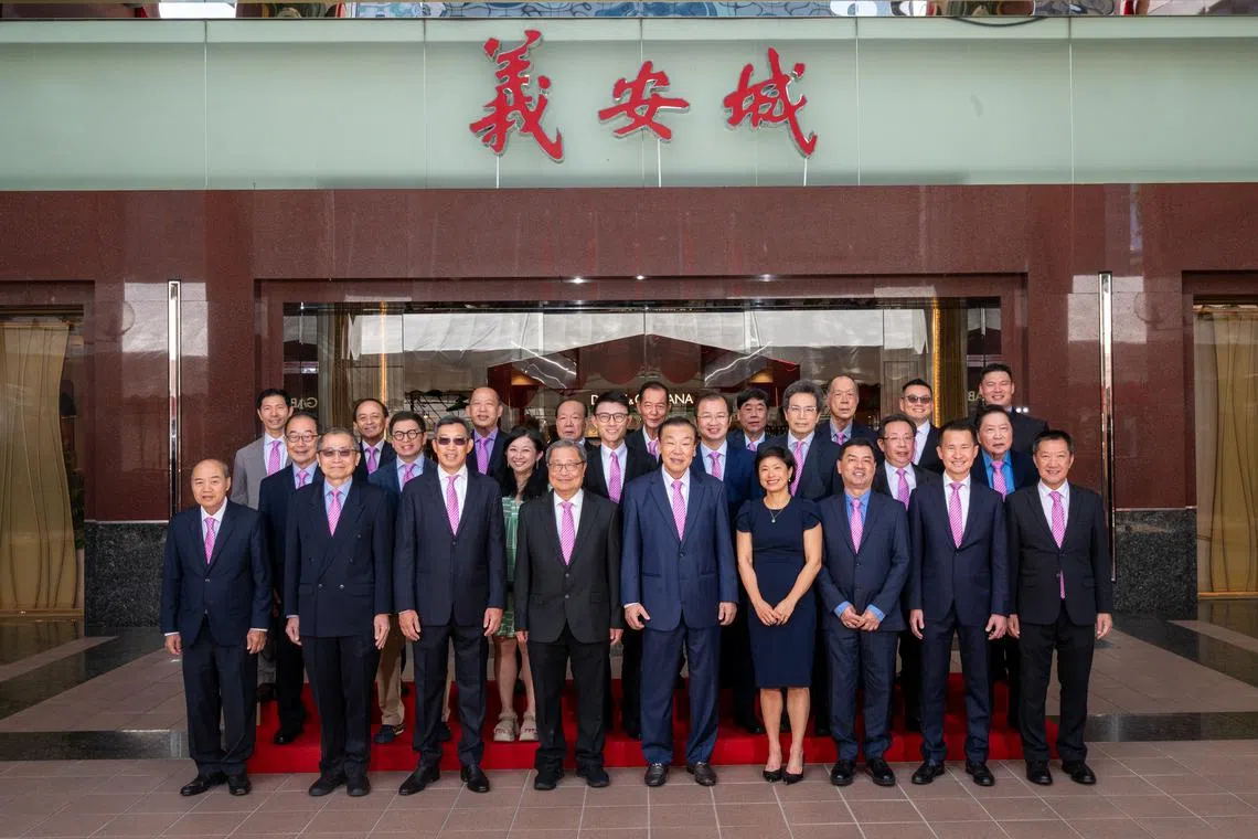 义安公司第48届管理委员会就职，由谢楚明（前排中）担任总理，与义务查帐郑谦木（前排左起）、副义务司理陈文康、义务司理李秀权、副总理吴乔青博士、副总理张玮琪、义务财政陈淂伦、副义务财政杨汉忠和义务查账张民德组成核心领导团队。（义安公司提供）
