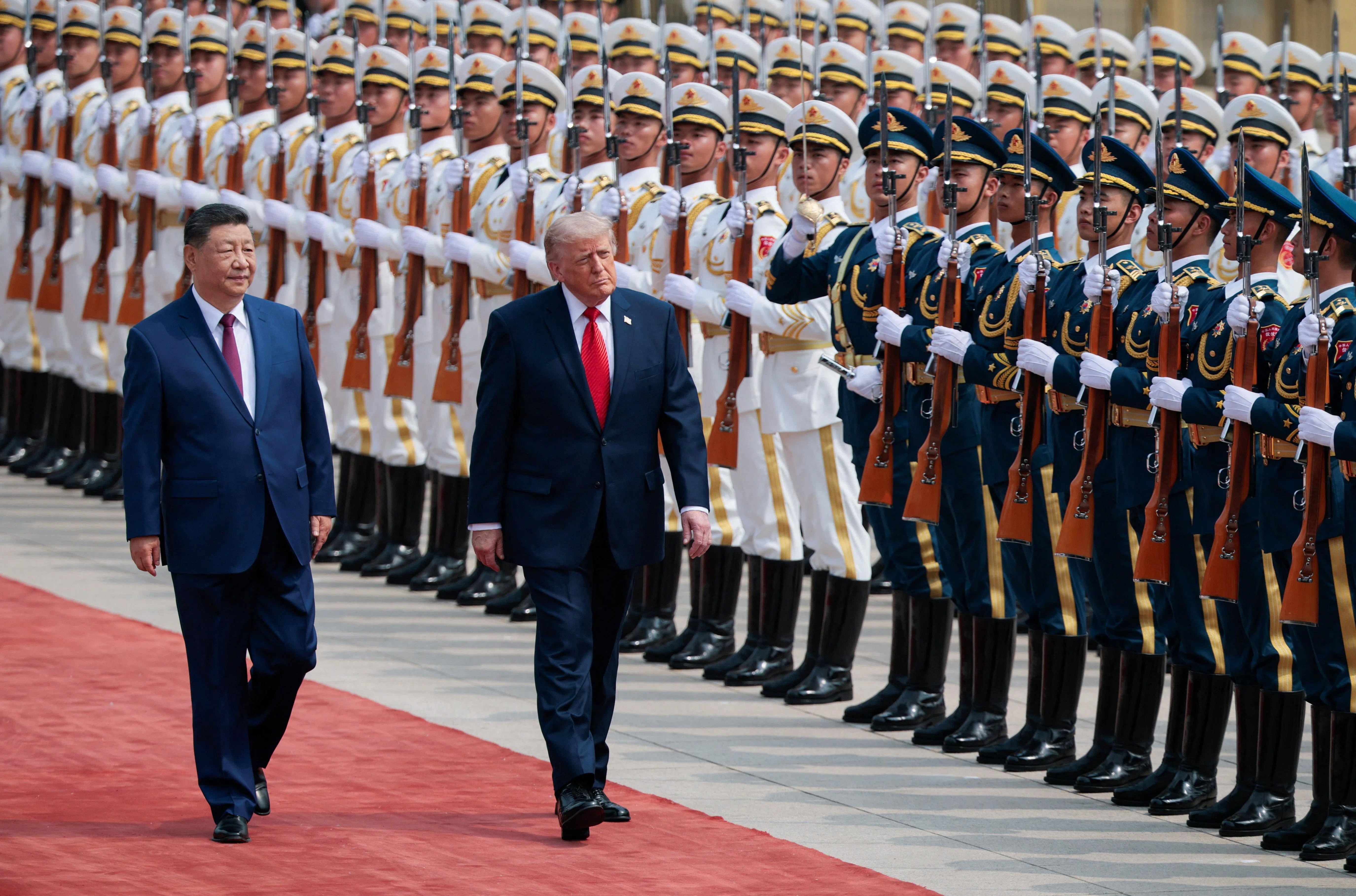 美国总统特朗普星期四（5月14日）在中国国家主席习近平陪同下，检阅仪仗队。（路透社）