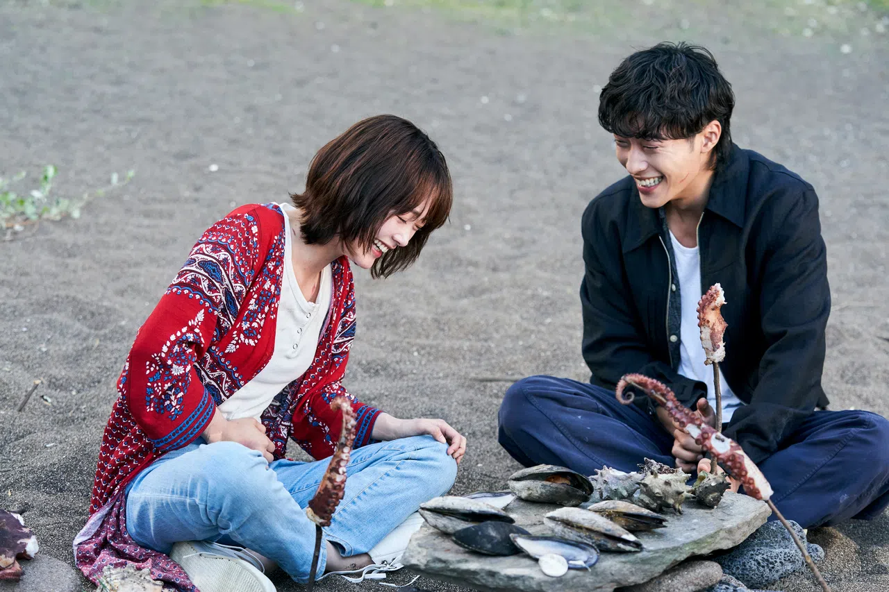 海潮（右，禹棹奂饰）和赵在美（李瑜美饰）在流浪途中相互疗愈，一起找到生命的意义。（Netflix提供）