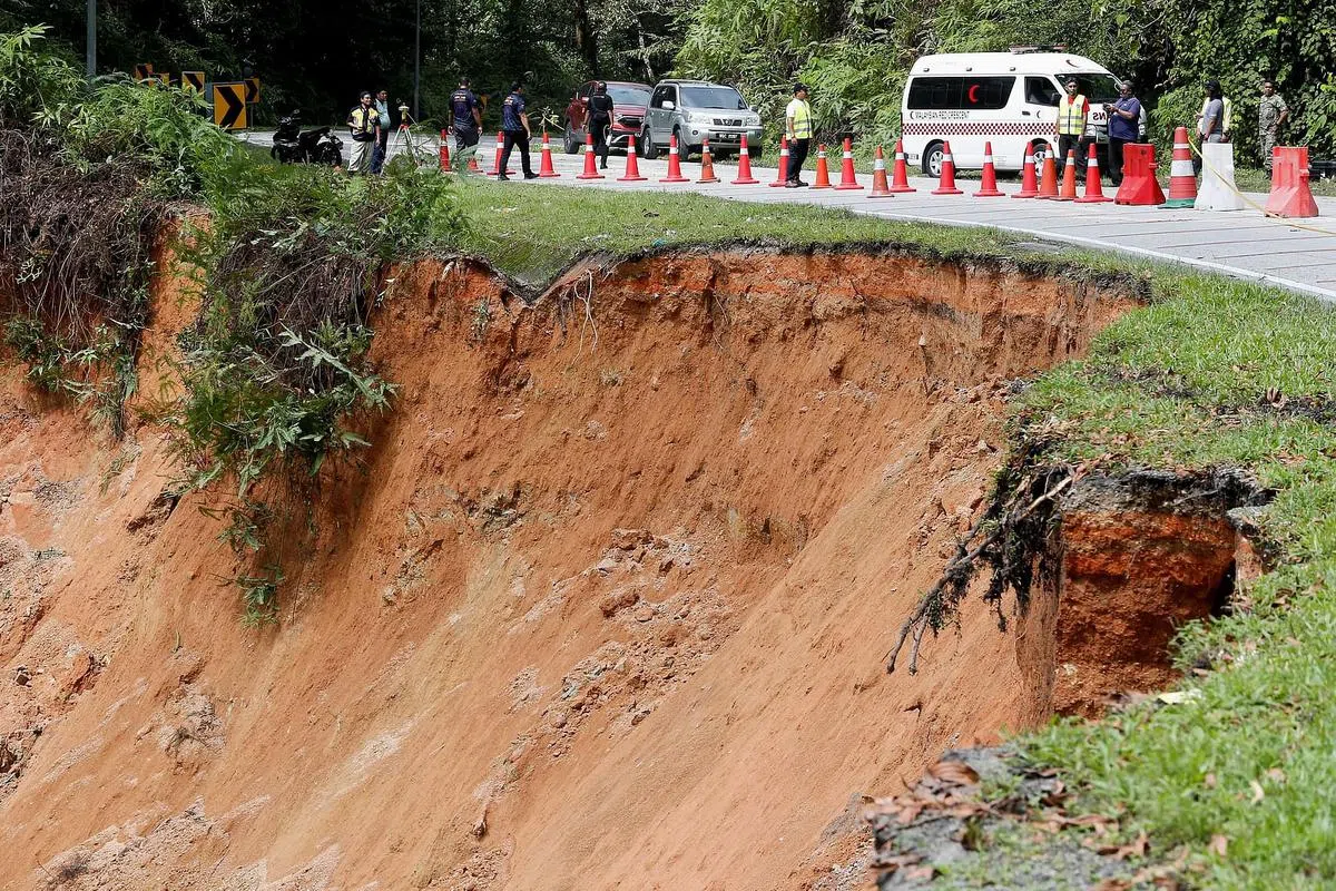 在云顶半山的峇冬加里路段发生土崩，约30米高的山体滑坡，泥石冲泻而下，扑向爸爸有机农场附近的露营地，造成死伤。（路透社）
