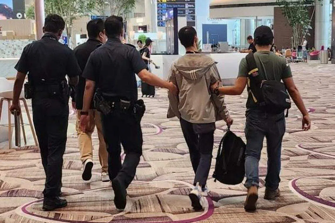 涉案男子在樟宜机场第四搭客大厦被捕，警方从他身上搜出超过1600新元和价值约1900新元的各国外币。（警方提供）
