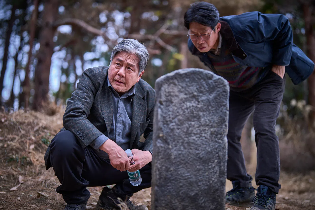 老戏骨崔岷植（左）在韩片《破墓》里扮演风水师，入围亚洲电影大奖影帝。（嘉华院线提供）