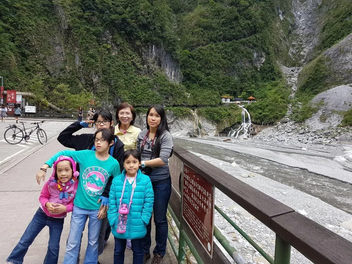林舜音和母亲及四个女儿到台湾旅行。（受访者提供）