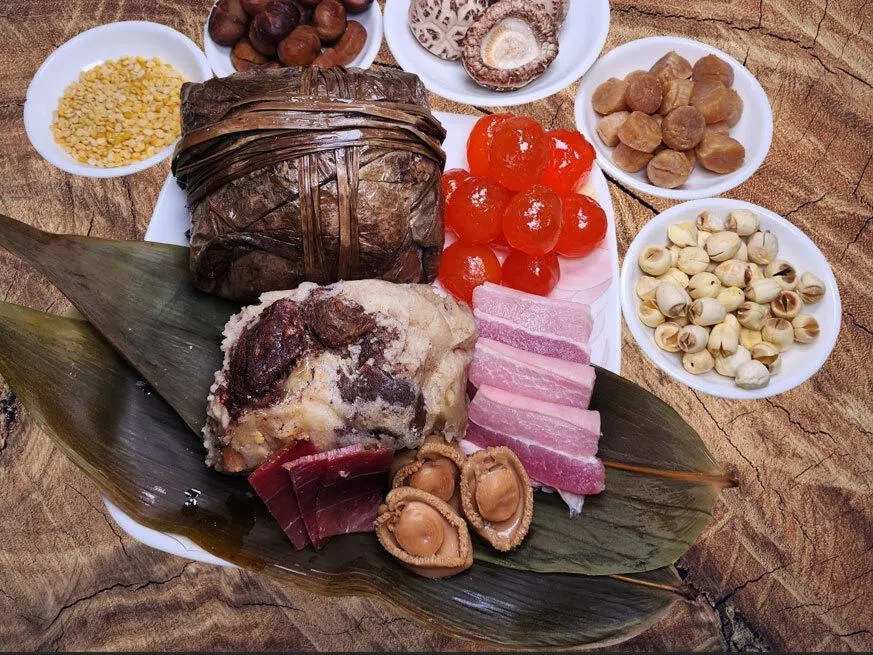 谭家推出鲍鱼火腿裹蒸粽，配料丰富，尽显传统粤式风味。（谭家提供）