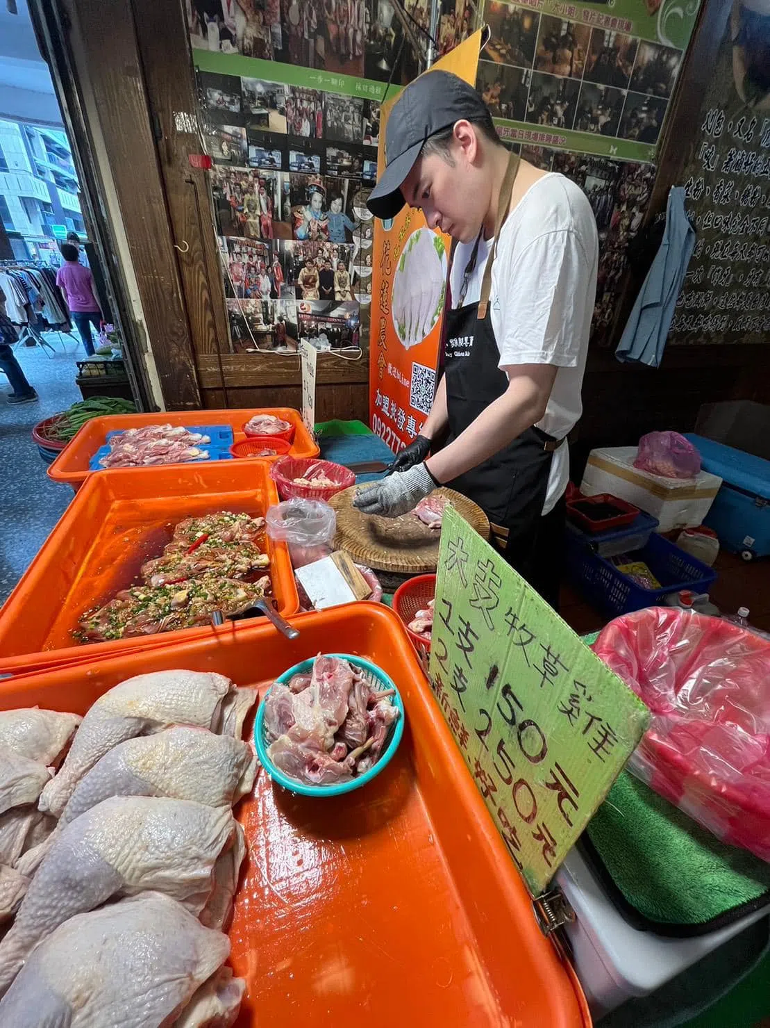 沈建宏说，看到大家手里拿着他处理好的鸡肉心满意足离开，才是最重要的。（互联网）
