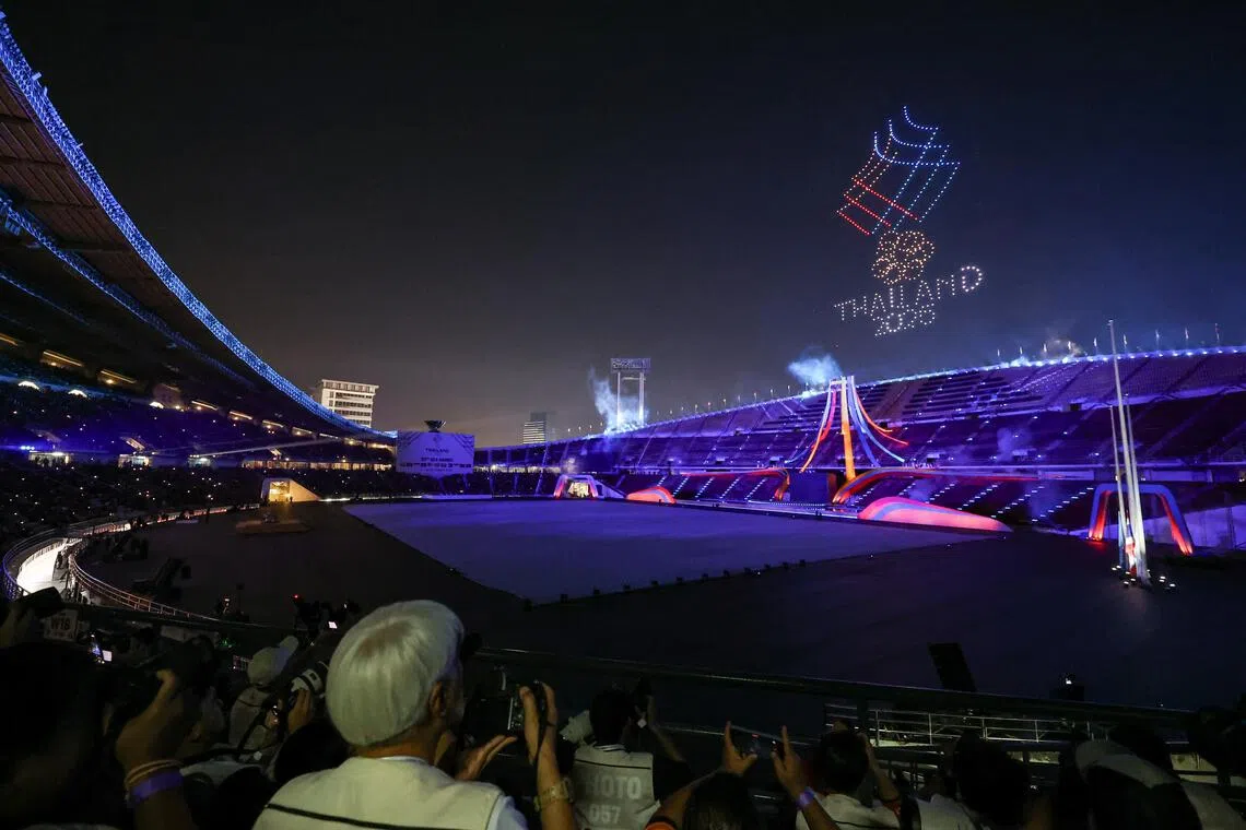 第33届东运会在曼谷拉加曼加拉国家体育场举行开幕仪式，以一场震撼的无人机灯光秀拉开序幕。（海峡时报）