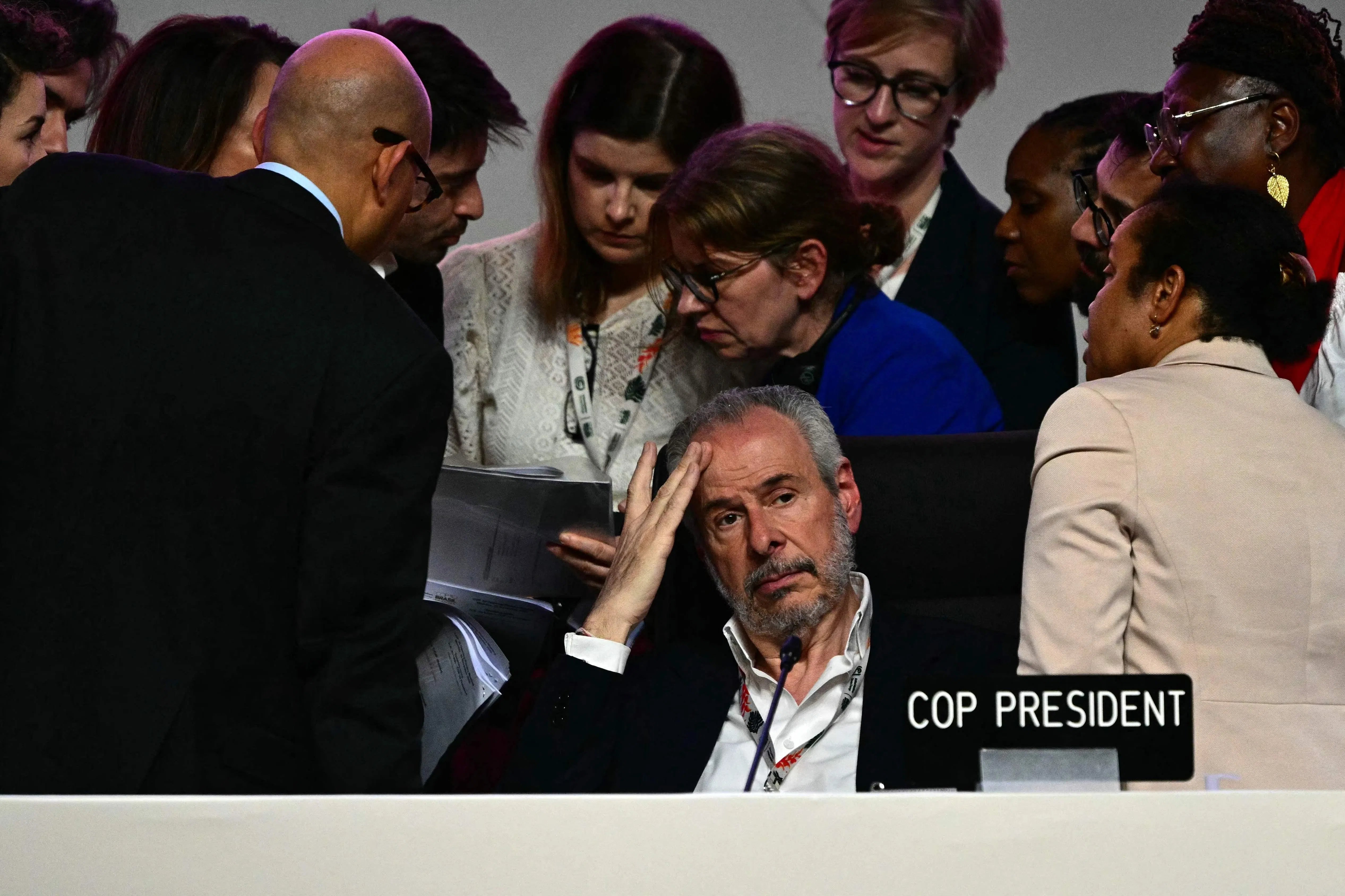COP30闭幕会议进行约一小时，多国表达对全球适应目标，以及磋商议程的不满。多拉戈（前排中）宣布休会，各方用一小时进一步磨平分歧。（法新社）