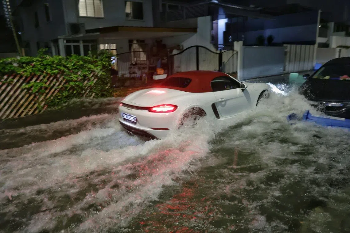 水位高涨，加上大量降雨，东部地区的惹兰海景（Jalan Seaview）1月10日出现突发淹水。（档案照片）