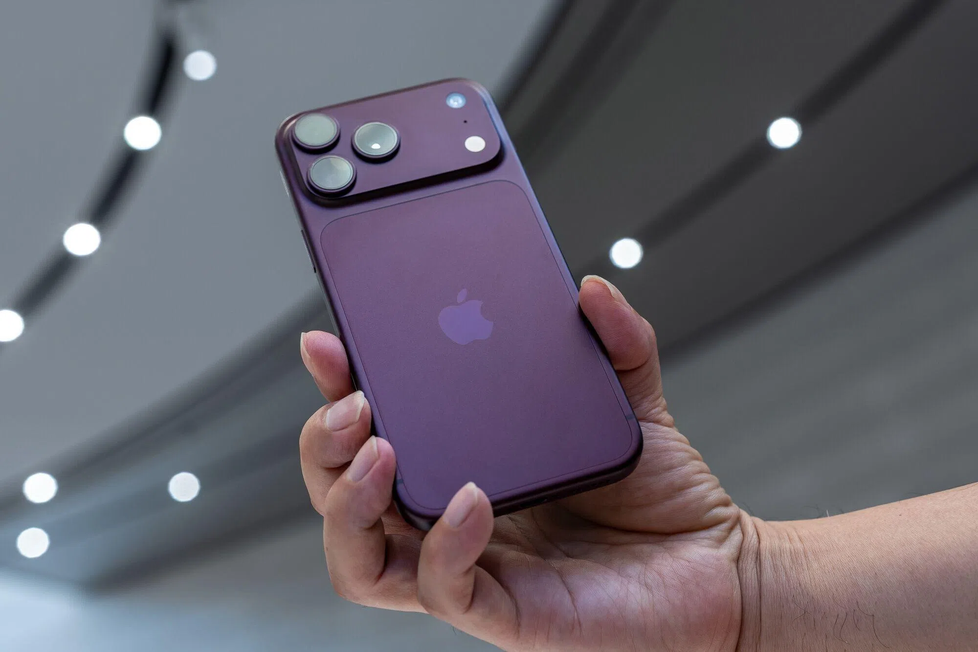 iPhone 18 Pro Max外形跟上一代大致相同。（彭博社）