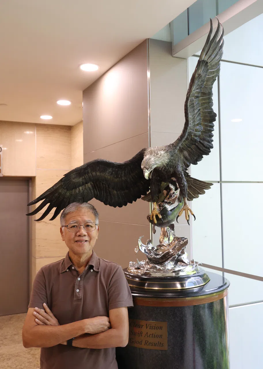 报业中心电梯大堂有只雄鹰的雕塑，是当年新加坡报业控股主席林金山带进来的。杨瑞锋对雕塑上刻着的三句话很有感触，认为那就是报业与报人的座右铭：Clear Vision，Swift Action，Good Result，意即明确愿景、快速行动、优良绩效。（唐家鸿摄）