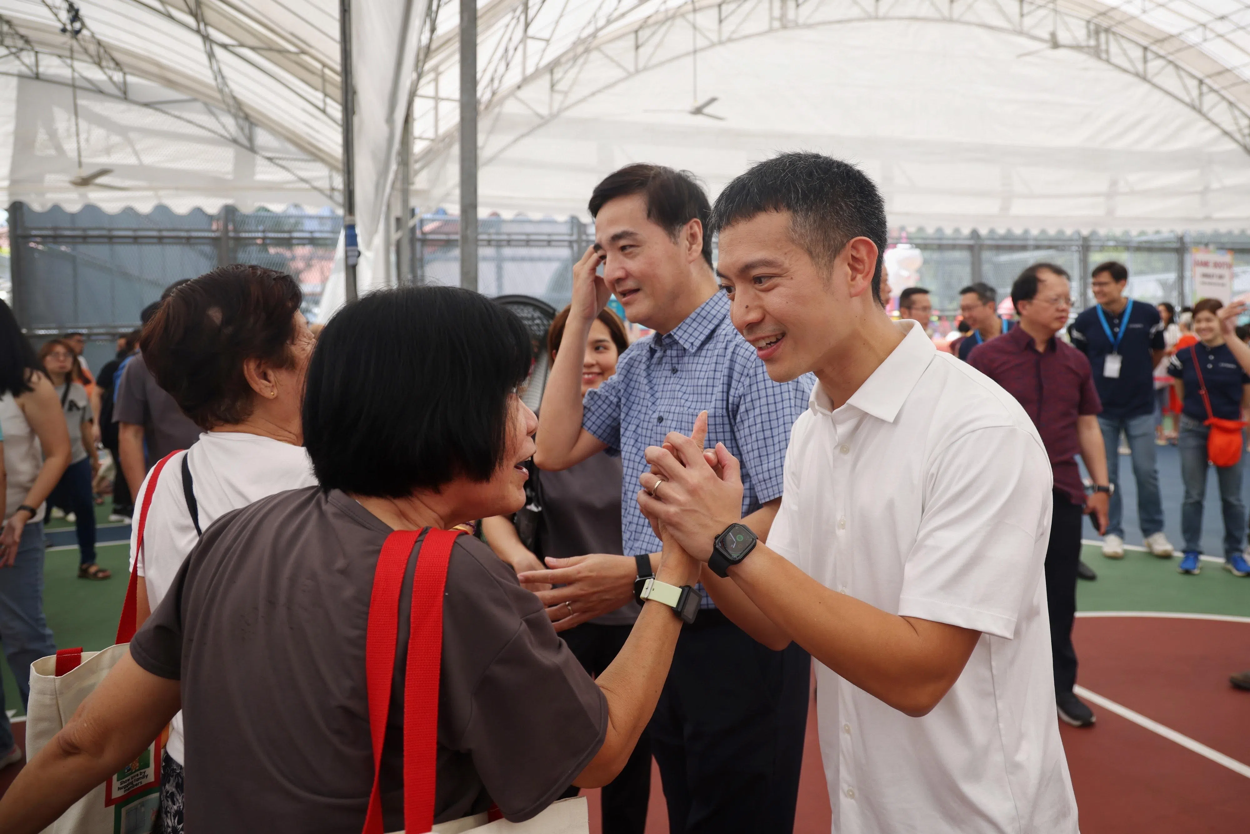 人民行动党新面孔、财政部前司长罗守恩（右一）被视为具有潜能成为我国第五代领导团队的成员。（海峡时报）