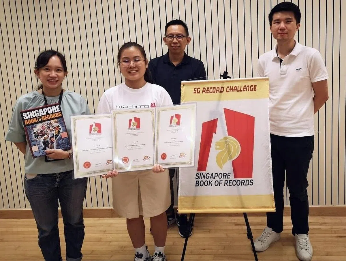 黄淑英与副校长（右二）以及两名老师合照。（受访者提供）