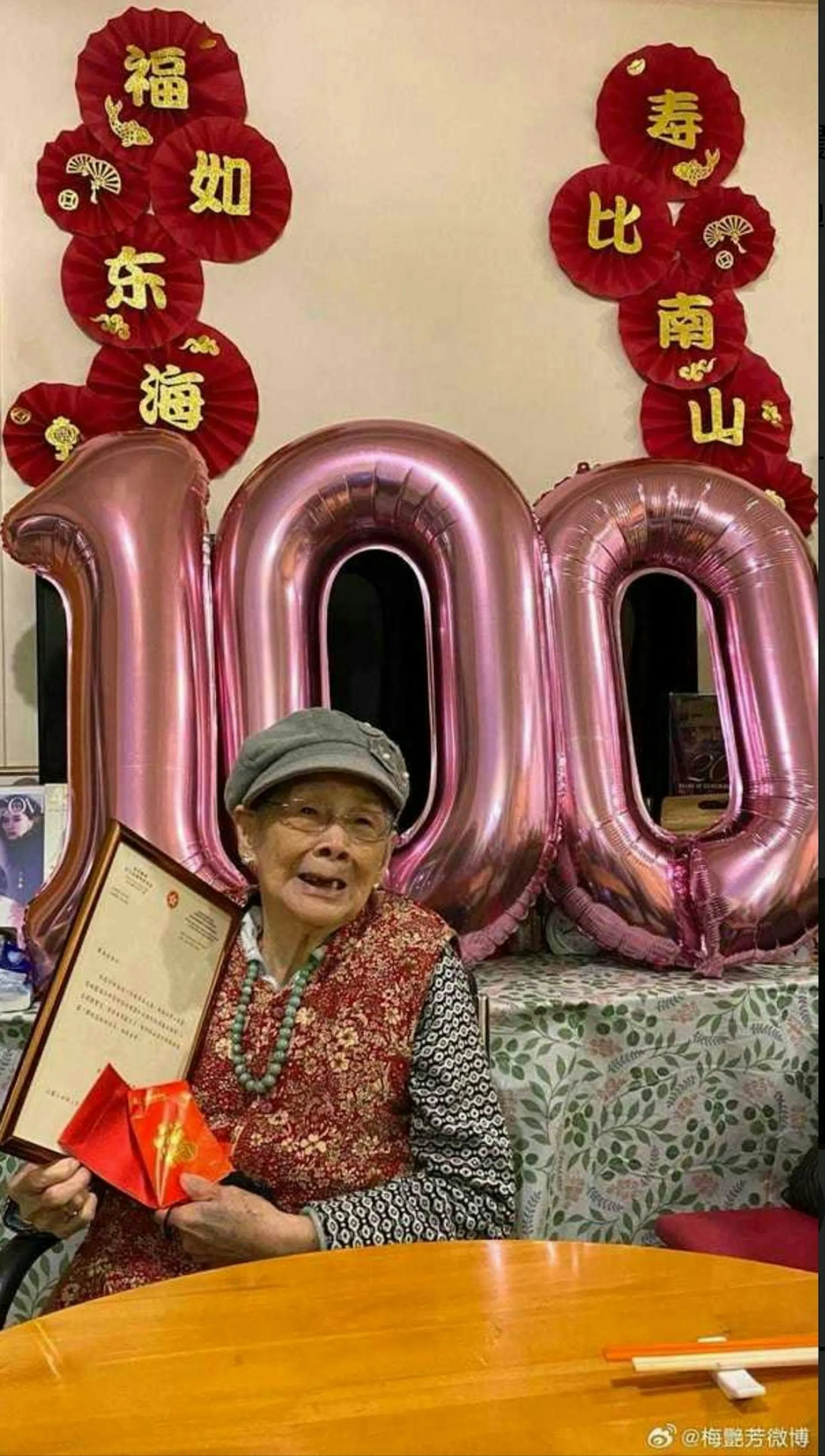 梅妈100岁时获香港政府送赠祝寿贺函。（互联网）
