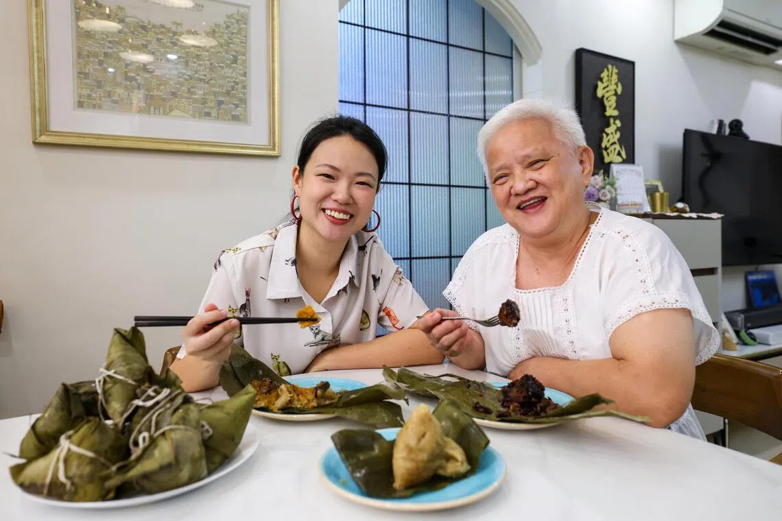 林凯欣（左）喜欢烹饪，端午节时会为家人做客制化的粽子口味。（林明顺摄）