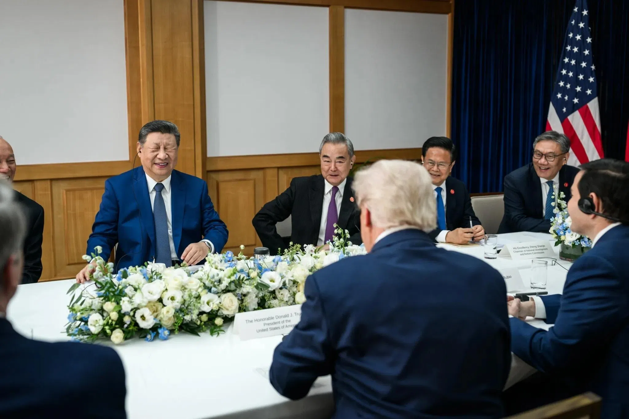 美国白宫在习特会后发布的照片显示，会晤现场气氛欢快，有说有笑。中国国家主席习近平也喜笑颜开。（白宫官网）