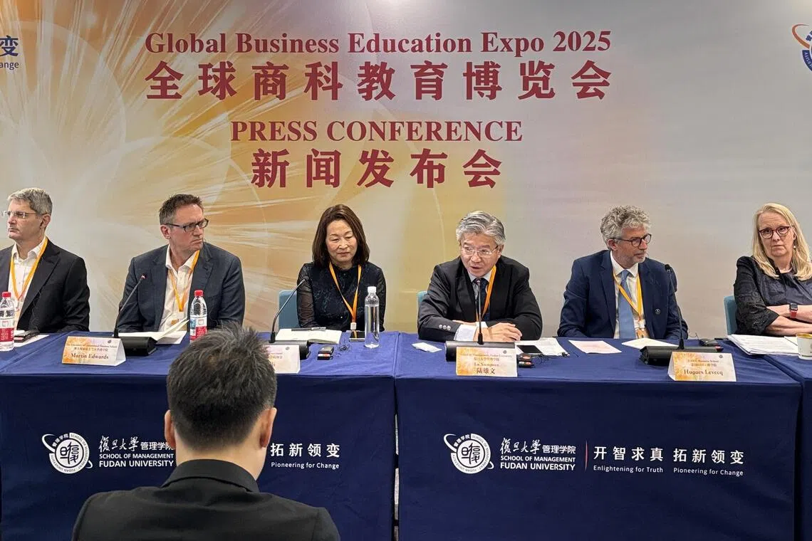 “全球教育博览会”10月23日在复旦大学管理学院举行，复旦管院院长陆雄文（右三）等商学院代表出席发布会。（黎康摄）