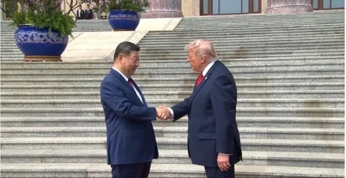 中国国家主席习近平（左）星期四（5月14日）上午在北京人民大会堂外举行仪式，欢迎美国总统特朗普访华。这是两人会面时握手。（央视新闻截屏）