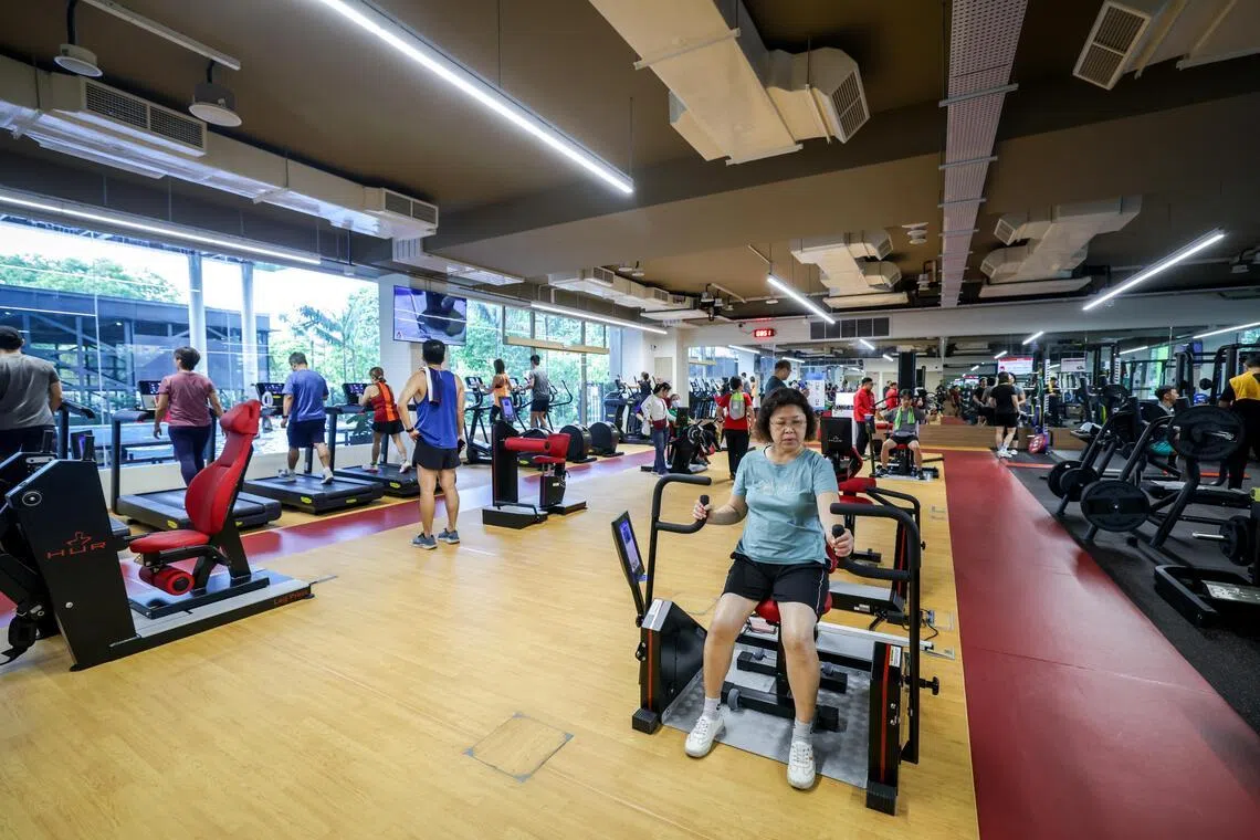 ActiveSG德义体育园新添了一个1000平方公尺的健身房，除了有一般的健身设备，也有供年长者和体障者使用的运动器材。（叶振忠摄）