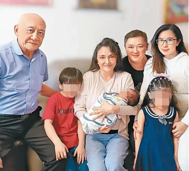 李家鼎（左一）说长期养活长子李泳汉（后排右二）一家的重担让他备感压力。（互联网）
