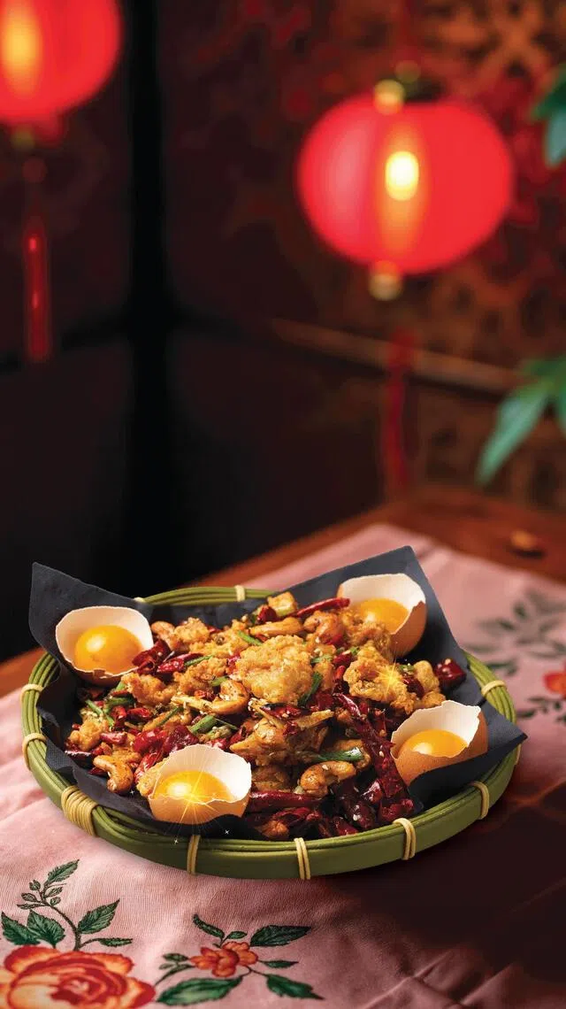 当红辣子鸡神奇蛋的“神奇蛋”，是香甜芒果酱。（餐馆提供）