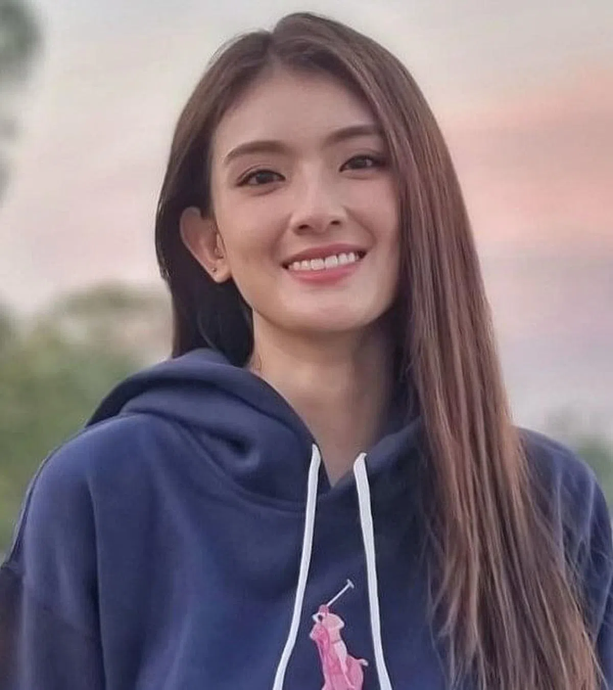 洪凌。
