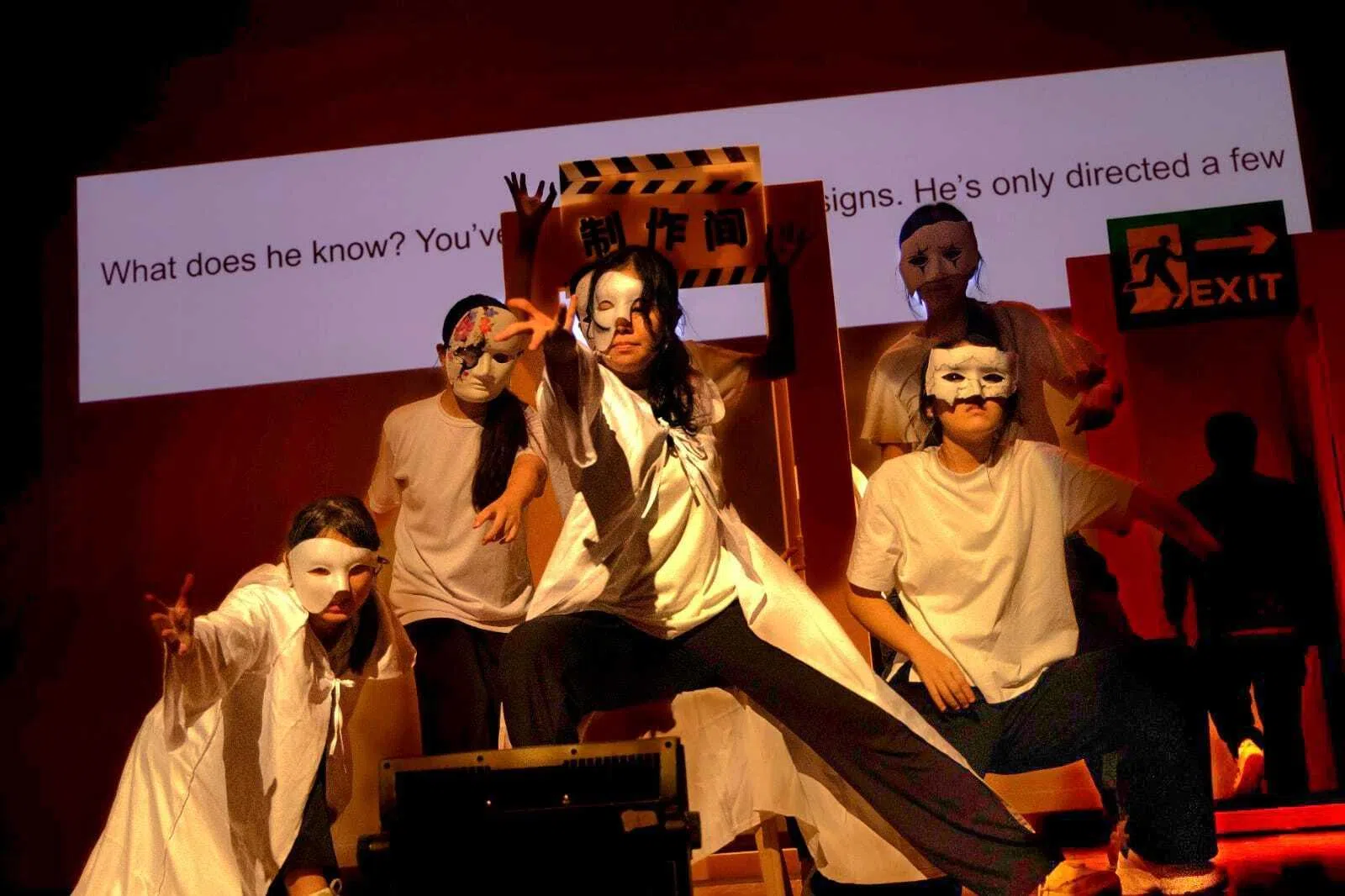 舞台上，象征“杂念”的白衣面具人穿梭在不同的门之间，上演了一场无声而激烈的内心战争。（安德逊实龙岗初院提供）