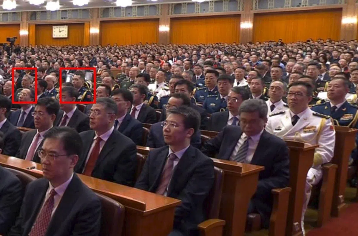 在星期三（7月1日）的庆祝中共成立105周年大会上，上述六名解放军将领的座位顺序也与星期一晚保持一致。左红格是解放军陆军纪委书记张曙光中将、右红格是空军副司令员王刚中将，两人之间是中部战区司令员韩胜延上将。（央视直播截图）