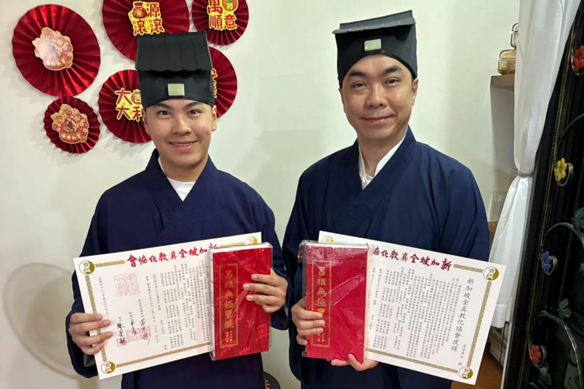 王鼎翔（左）与父亲王锦汶完成簪冠授牒，道号分别为希静、希实。（受访者提供）