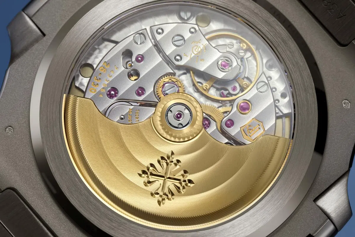 新版Ref.5811/1G-001 Nautilus具有几项技术改进和专利创新，包括固定折叠式表扣，新的可锁定调节系统，以及取代分体式阀杆的新型拉出式杠杆系统。（百达翡丽提供）