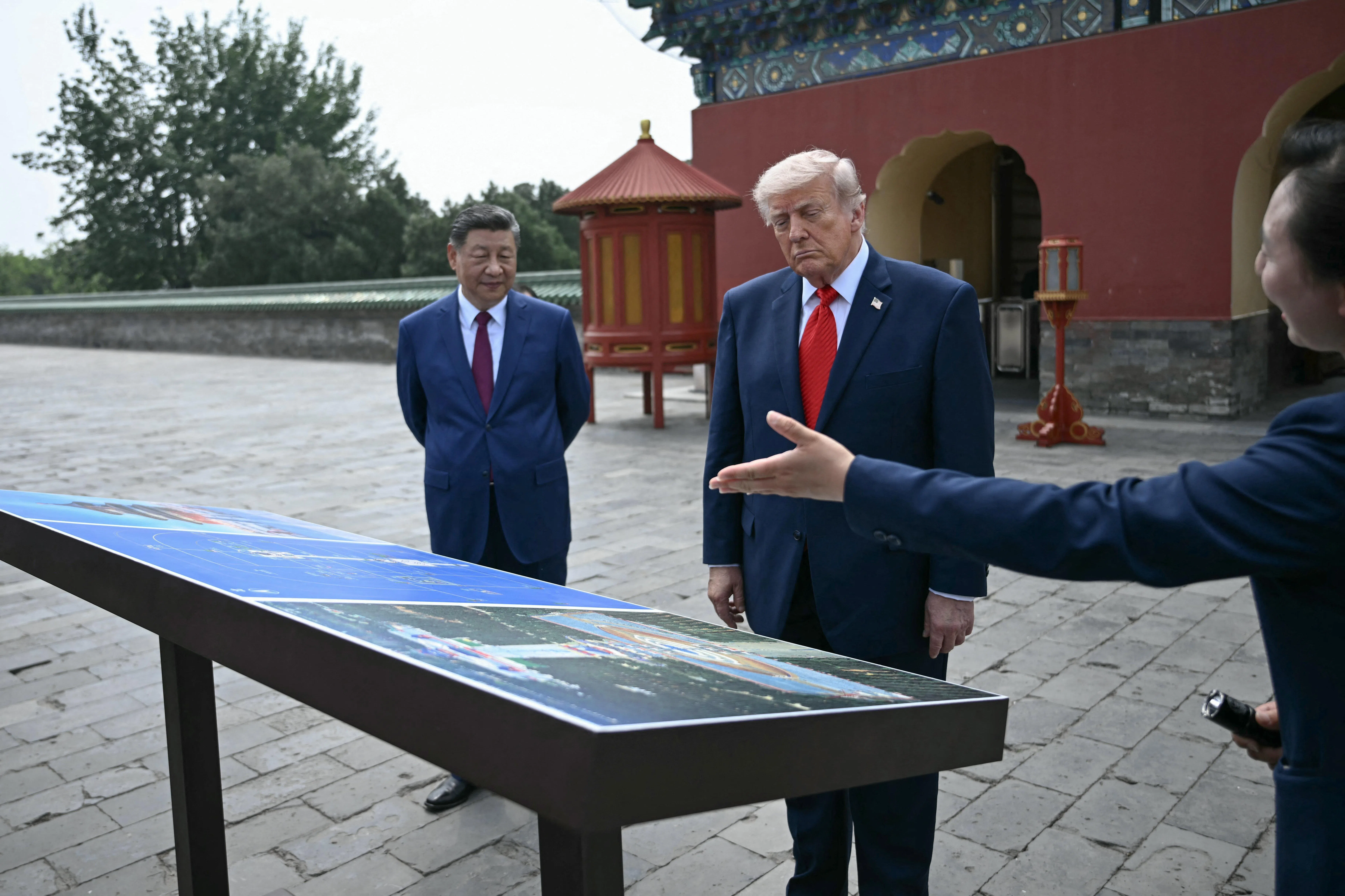 美国总统特朗普星期四（5月14日）在天坛聆听讲解员的介绍。（路透社）